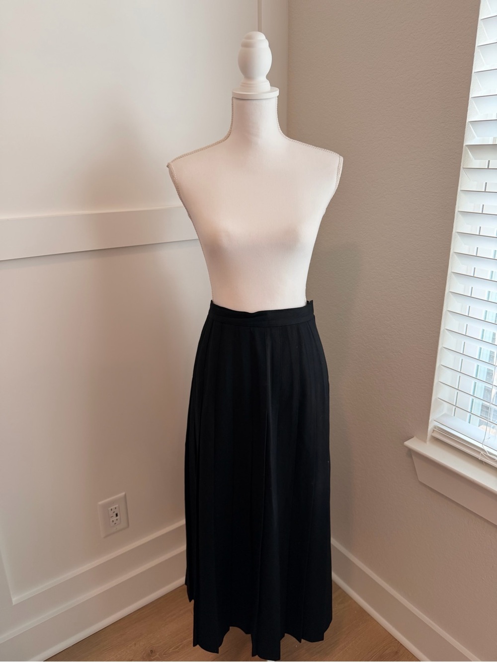 🖤 Vintage Austin Reed Black Pleated Wool Midi Skirt 🖤